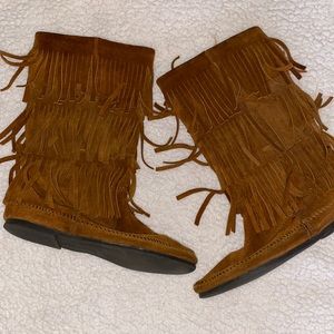MINNETONKA FRINGE BOOTS - USED WOMENS